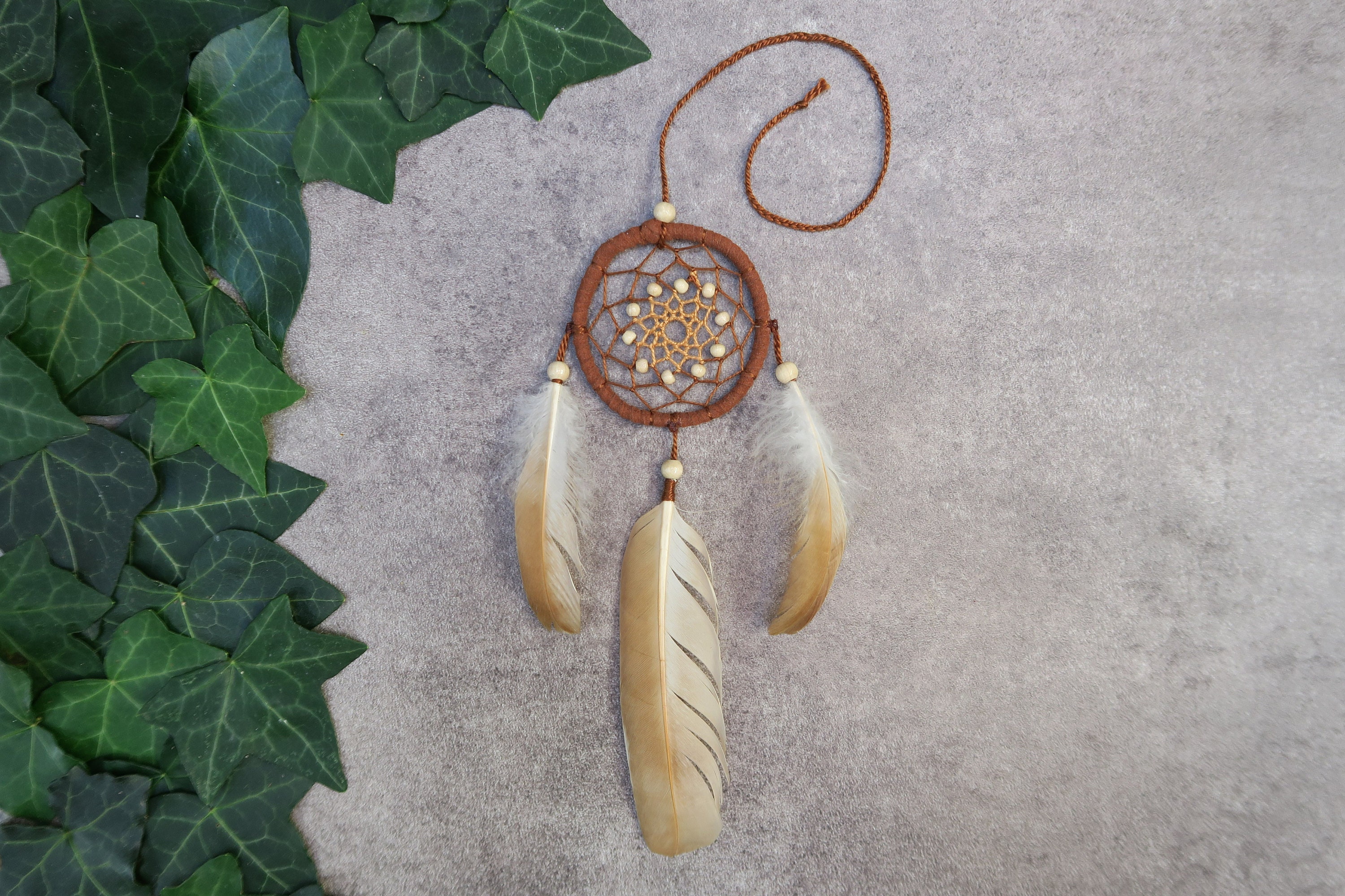 Attrape Rêves Pour Voiture en Plumes Naturelles, Mini Dreamcatcher Rétroviseur, Cadeau Ethique