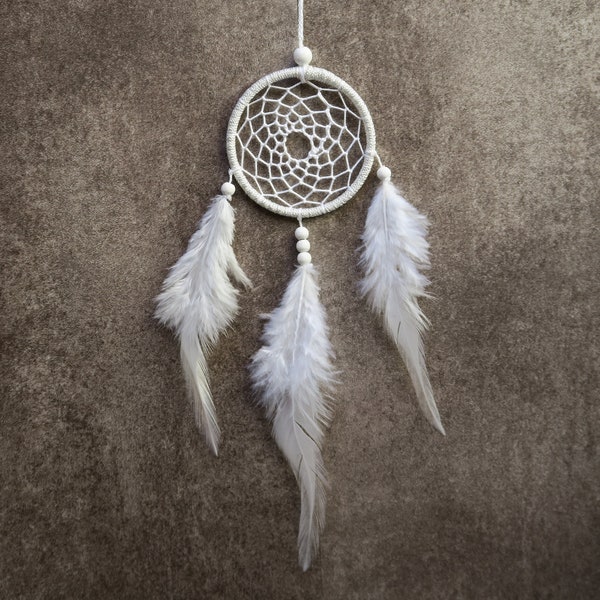 Petit Attrape Rêves Blanc, Dreamcatcher Pendentif pour Rétroviseur Voiture, Mini Capteur de Rêves en Plumes Naturelles