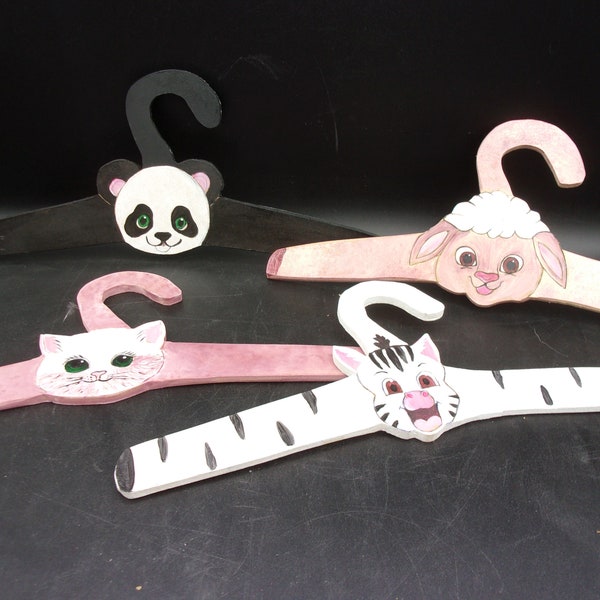 4 cintres en bois peint main motifs panda,chat,zebre,mouton