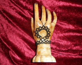 présentoir bijoux, main en porcelaine, personnalisé avec bracelet en frivolité