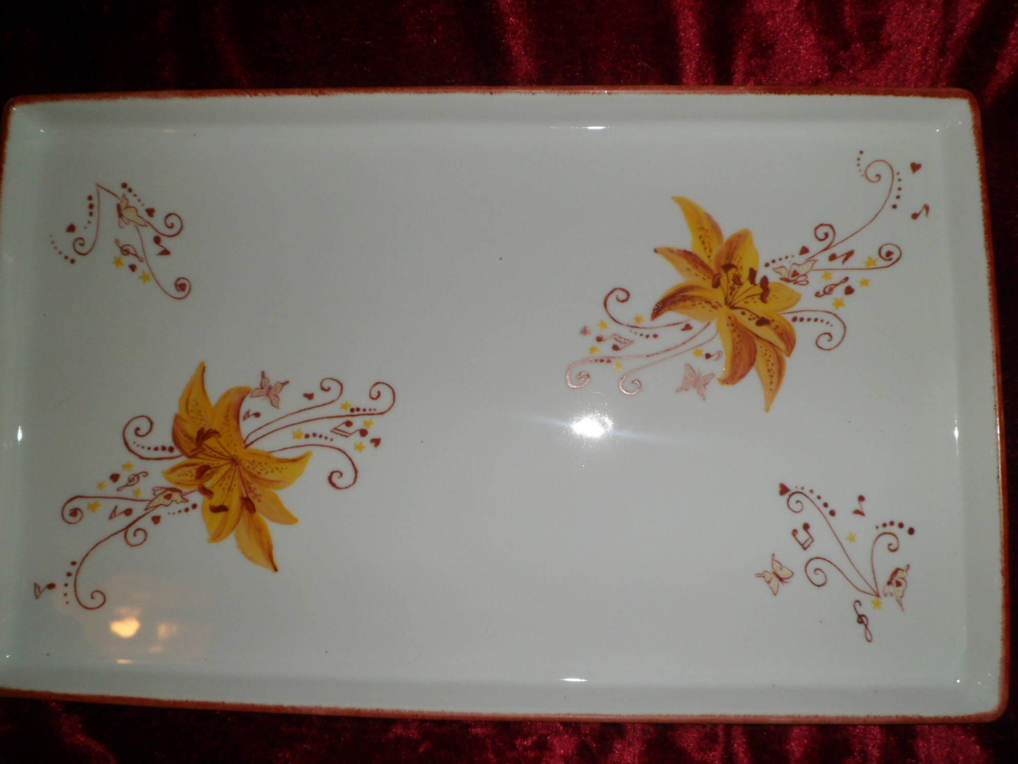 Plat de Service en Peinture sur Porcelaine Motif Lys et Musique Personnalisable