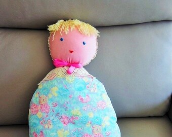 Coussin poupée -  poupée en tissu - coton imprimé -  style romantique - Cadeau de naissance    fait main - Made in France
