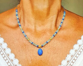 Collier antique aux agates bleues et scarabée