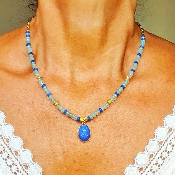 Collier antique aux agates bleues et scarabée