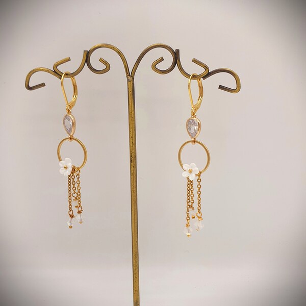 Boucles d'oreilles romantiques aux fleurs blanches et toupies en cristal de swarovski