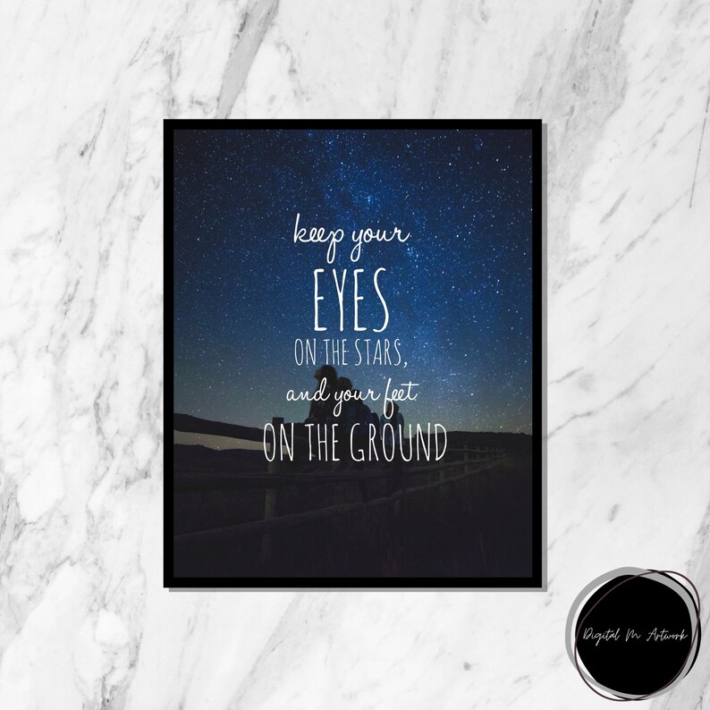 Puede incluir: Una cita motivacional sobre un cielo nocturno azul oscuro con estrellas. La cita dice "keep your EYES ON THE STARS, and your feet ON THE GROUND".