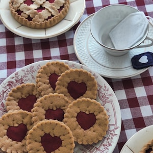 Hora del té: pastel en forma de corazón, bolsita de té.