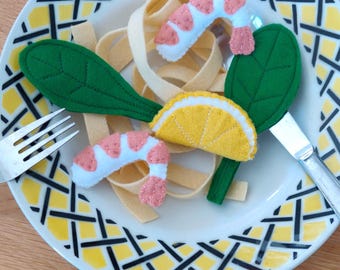 My little felt dishes: tagliatelle, spinach, shrimp
