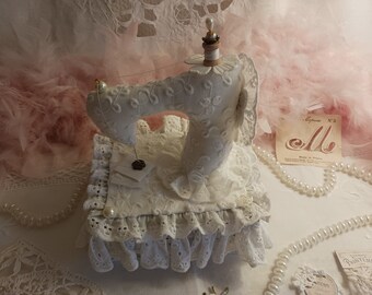 Boudoir Shabby, élégante Machine à Coudre délicatement posée sur sa petite boite par Boudoir Shabby