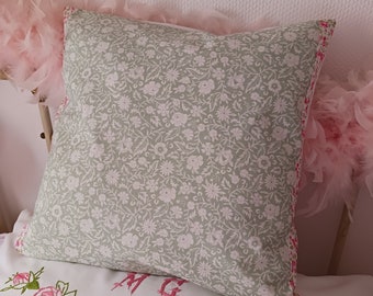 Un ptit air de Printemps, Nvelle Collection Tendance Coussin carré en coton poudré et galon fleuri,  par Boudoir Shabby