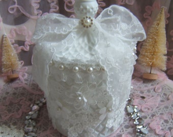 Bonbonnière, Pot à Coton en verre gaufré et ses dentelles romantiques, par Boudoir Shabby