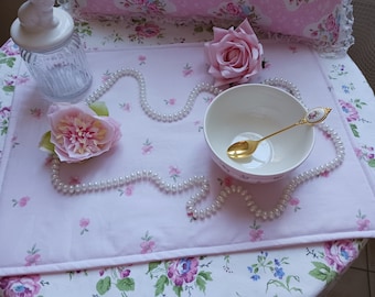 Nvelle Collection, ravissant Set de Table poudré et ses petites fleurs, Maison chic par Boudoir Shabby