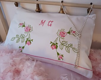 Un ptit air d'Antan, Coussin rectangulaire en linge ancien, brodé main de Roses et Monogramme, par Boudoir Shabby