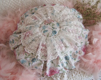 Shabby romantique, joli Coussin tulle dentelle volantée,  Maison décoration chic par Boudoir Shabby