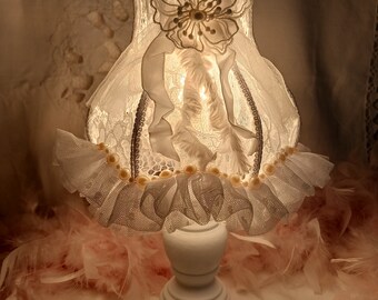 Ravissante petite Lampe vintage, et ses dentelles romantiques par Boudoir Shabby