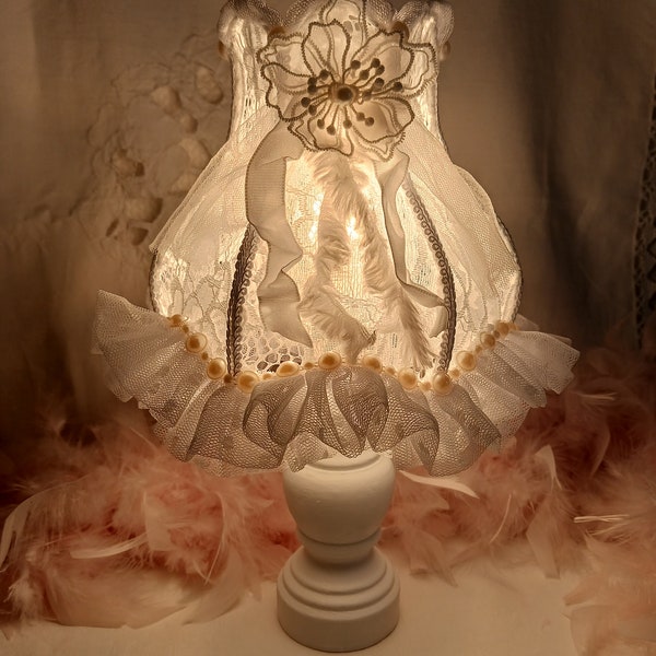 Ravissante petite Lampe vintage, et ses dentelles romantiques par Boudoir Shabby