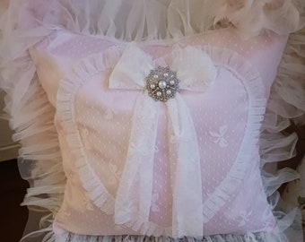 Un ptit air Boudoir Parisien, Coussin carré Satin poudré et fine Dentelle,  par Boudoir Shabby