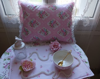 Nvelle Collection, Joli Coussin romantique et sa dentelle, Maison chic par Boudoir Shabby