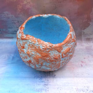 vaso a forma di uovo color rame e blu