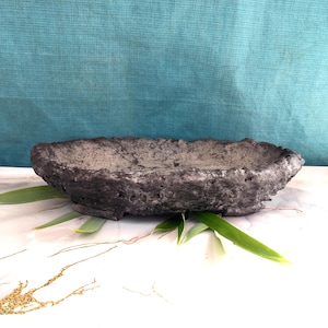 Puede incluir: Un juego de tres tazas de cerámica con un acabado mate moteado. Las tazas son de color crema, gris claro y gris oscuro. Cada taza tiene un diseño simple y minimalista y un asa redondeada. Perfecto para café o té.