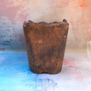 Könnte beinhalten: Ein Set aus drei Keramikbechern mit gesprenkelter, matter Oberfläche. Die Becher sind in den Farbtönen Creme, Hellgrau und Dunkelgrau gehalten. Jeder Becher hat ein schlichtes, minimalistisches Design, ideal für Kaffee oder Tee.