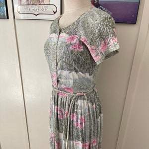 M L 50s 60s Pink Green Floral Nylon Day Dress Office Mad Men Vintage Pleats Belt Short Sleeves Medium Large image 1