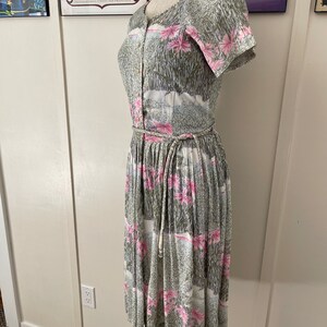 M L 50s 60s Pink Green Floral Nylon Day Dress Office Mad Men Vintage Pleats Belt Short Sleeves Medium Large image 6