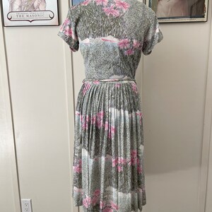 M L 50s 60s Pink Green Floral Nylon Day Dress Office Mad Men Vintage Pleats Belt Short Sleeves Medium Large image 2