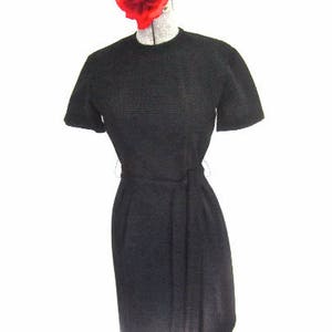 XS S 60s Black Sheath Dress Simple LBD Short Sleeves Tie Belt Wiggle Day Crinkle Texture Extra Small