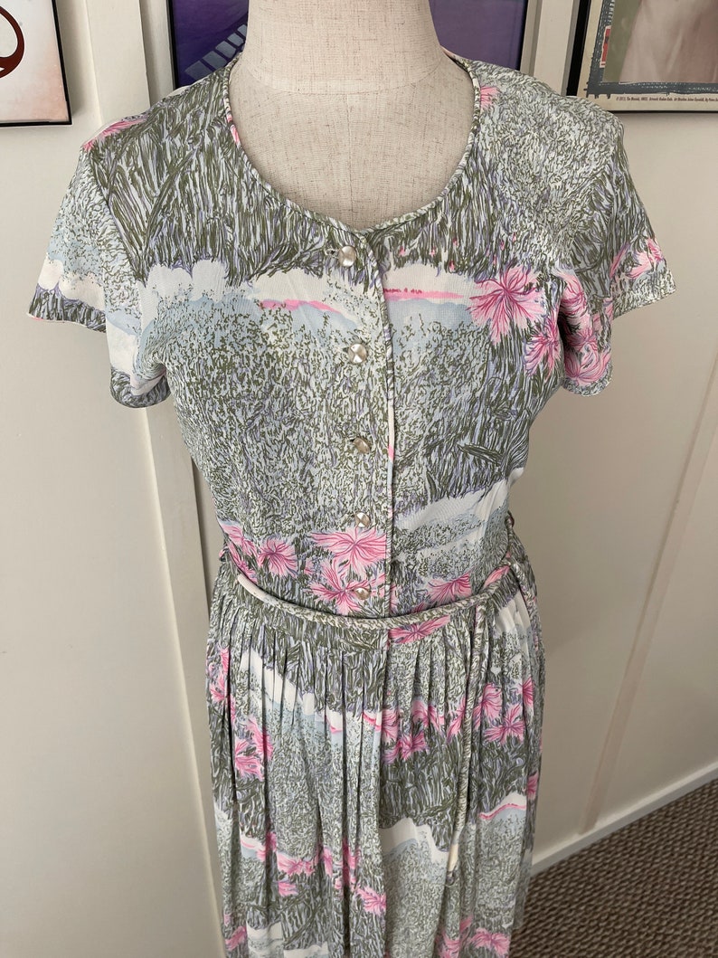 M L 50s 60s Pink Green Floral Nylon Day Dress Office Mad Men Vintage Pleats Belt Short Sleeves Medium Large image 5