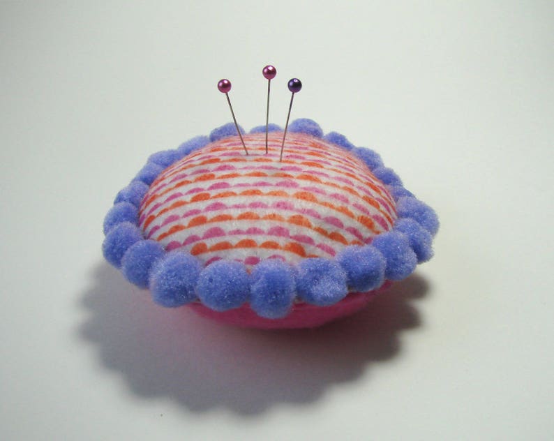 Coussin à épingles, porte épingles rond, en feutrine et pompons, violet, blanc, rose,10 cm , créations couture. image 1