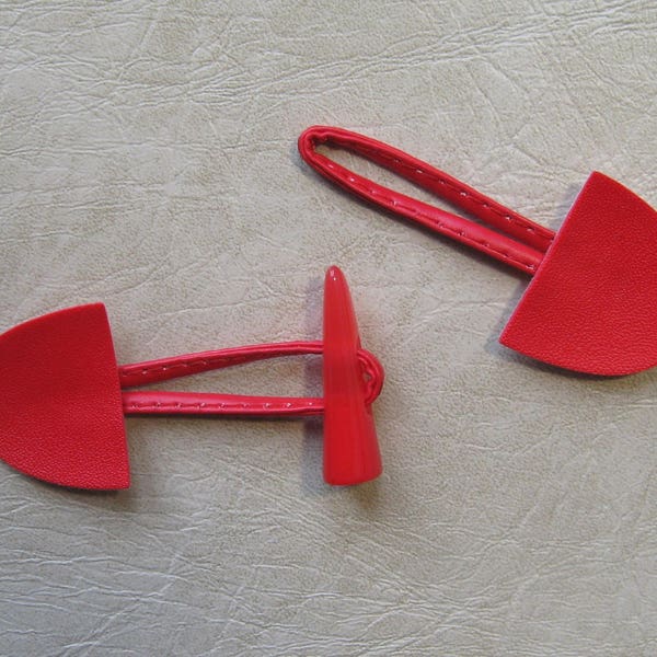 Bouton brandebourg rouge pour enfant en deux parties, simili cuir et bouton synthétique en forme de corne, tricot, couture.