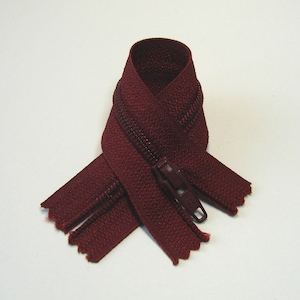 Fermetures à glissière 11 cm bordeaux non séparable maille plastique 4 mm vendues par lot de 3 couture