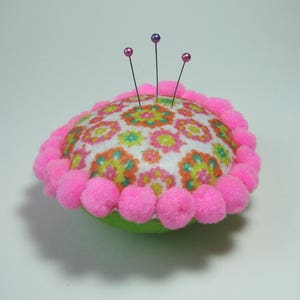 Coussin à épingles, porte épingles rond, en feutrine et pompons, rose, vert, blanc, 10 cm , créations couture. image 1