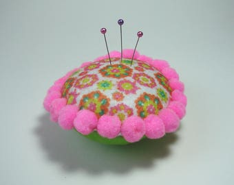 Coussin à épingles, porte épingles rond, en feutrine et pompons, rose, vert, blanc, 10 cm , créations couture.