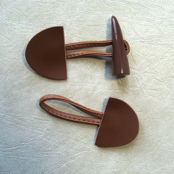 Bouton brandebourg marron clair en deux parties, cuir et bouton synthétique en forme de corne, tricot, couture.