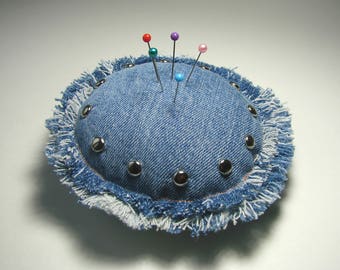 Coussin à épingles, porte épingles rond, en jean, bleu clair + clous métal argenté, 10 cm , créations couture.