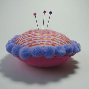 Coussin à épingles, porte épingles rond, en feutrine et pompons, violet, blanc, rose,10 cm , créations couture. image 3