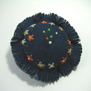 Coussin à épingles, pique-aiguilles, porte épingles rond, en jean, fleurs brodées coton écru, jaune, orange, 10 cm , créations couture. image 2