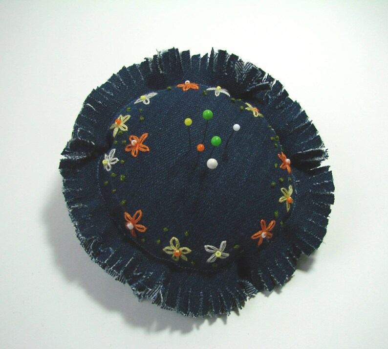 Coussin à épingles, pique-aiguilles, porte épingles rond, en jean, fleurs brodées coton écru, jaune, orange, 10 cm , créations couture. image 2