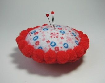 Coussin à épingles,pique-aiguilles, pelote à épingles rond, en feutrine et pompons, rouge, blanc,10 cm , créations couture.