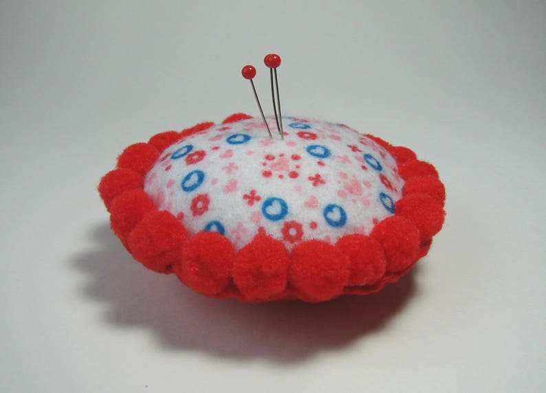 Coussin à épingles,pique-aiguilles, pelote à épingles rond, en feutrine et pompons, rouge, blanc,10 cm , créations couture. image 1