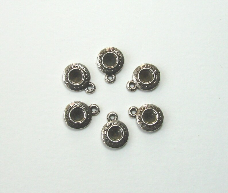 Breloques sequins métal argenté 10 mm pour strass ou cabochons vendues par lot de 12 créations bijoux image 1