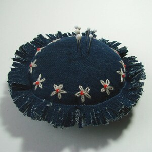 Pin cushion, round pin holder, denim, blue flowers embroidered cotton ecru, 10 cm, couture creations. image 3