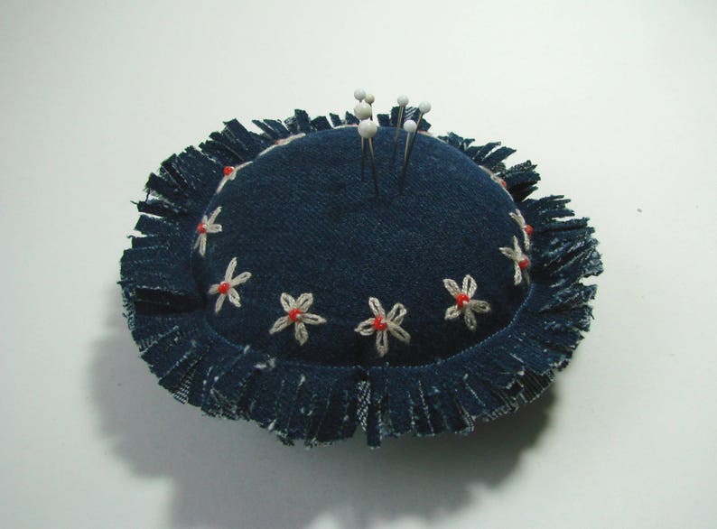 Pin cushion, round pin holder, denim, blue flowers embroidered cotton ecru, 10 cm, couture creations. image 3