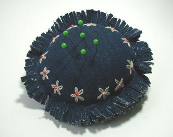 Coussin à épingles, porte épingles rond, en jean, bleu +fleurs brodées coton écru, 10 cm , créations couture.