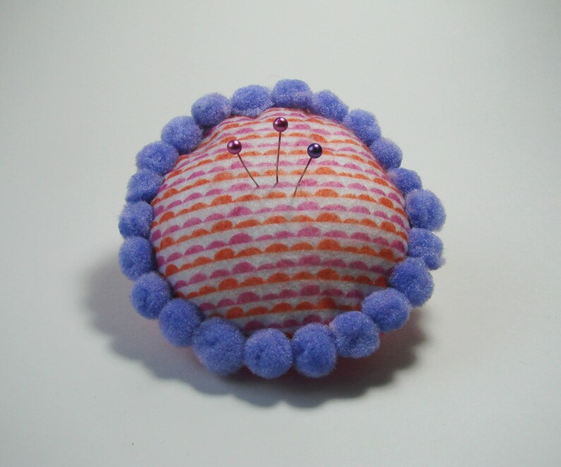 Coussin à épingles, porte épingles rond, en feutrine et pompons, violet, blanc, rose,10 cm , créations couture. image 2