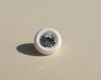 Boutons ronds 11 mm  à patte strass à facettes support plastique blanc vendus par lot de 4 pièces  couture.