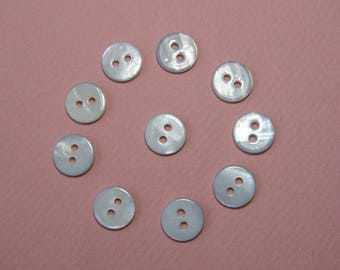 Boutons ronds 11,5 mm gris clair effet nacre synthétique  2 trous vendus par lot de 30 créations couture