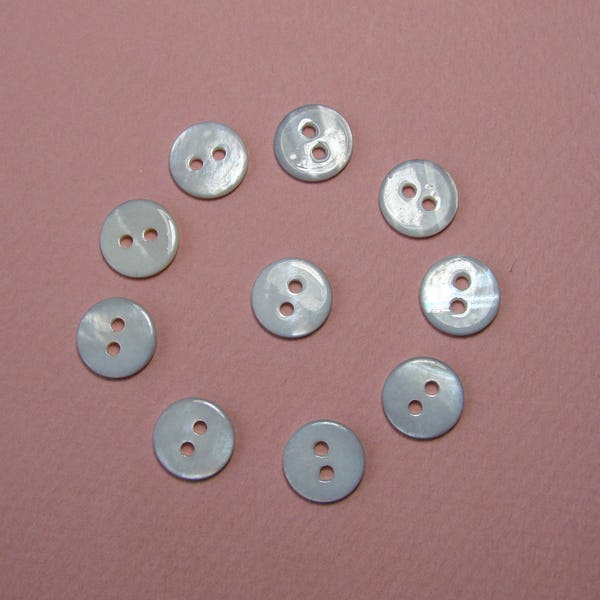 Boutons ronds 11,5 mm gris clair effet nacre synthétique  2 trous vendus par lot de 30 créations couture